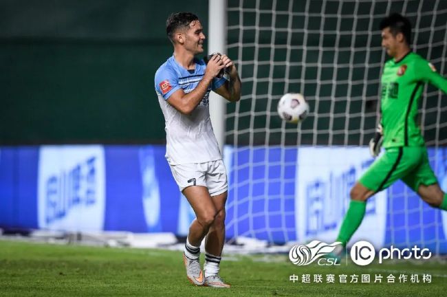而实力派影星汤姆;哈迪被赞带来了;大师级表演，伍迪;哈里森重磅加盟饰演的卡内奇也提前预定今年最佳反派，火花四射的演技令这场宿命对决更加刺激与震撼